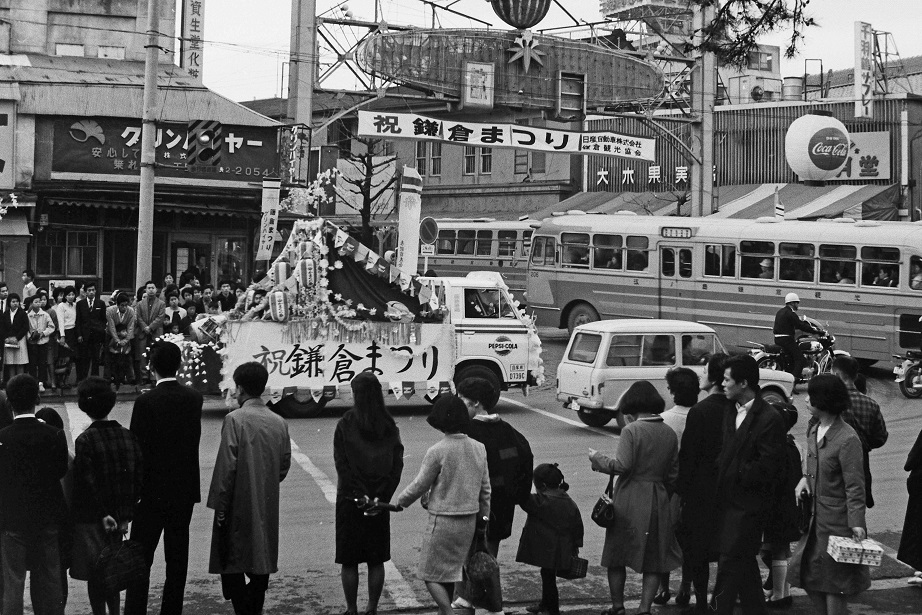 昭和42年4月　鎌倉まつりで賑わう駅前（小町）